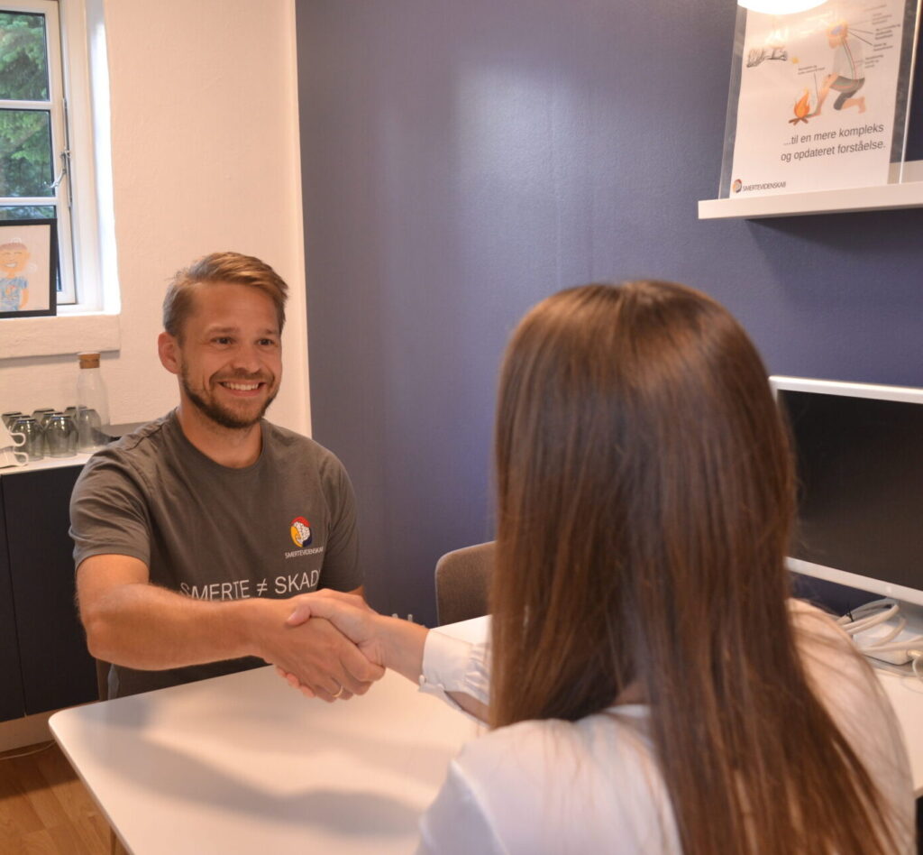 Mikkel Vind tager imod en klient i klinikken